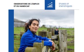 Photo de couverture publication agriculture emploi handicap, photo d'une femme en bleu de travail