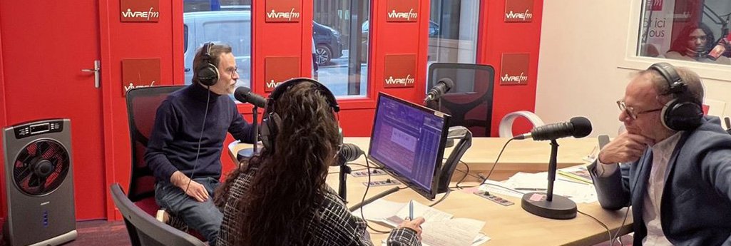 Enregistrement dans le studio de radio de vivre FM avec Rania Igueblalene (directrice et responsable du recrutement chez AKTISEA), Frédéric Cloteaux (directeur de Vivre FM) et Hugues Defoy (directeur de la mobilisation du monde économique et social à l’Agefiph)