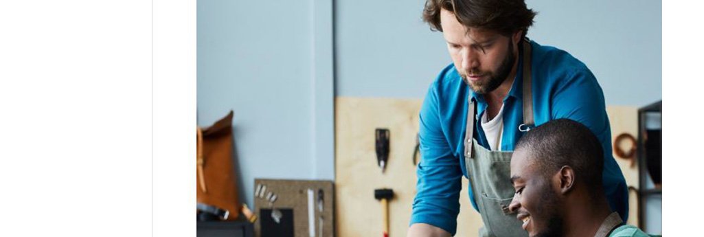 Photo couleur de deux hommes travaillant ensemble manuellement