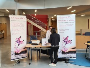 Des exposants présentent leurs activités