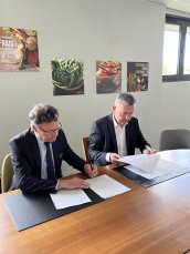 Photo lors de la signature de la convention