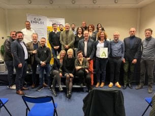 Participants et intervenants se retrouvent sur la scène pour une photo de groupê