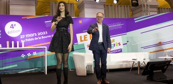 Sophie Vouzelaud et Hugues Defoy qui animent la cérémonie de remise de prix activateur de progrès, en train de pratiquer la langue des signes française. Sophie Vouzelaud explique quelques signes utiles.