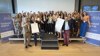 Les 22 signataires sont réunis sur scène avec les organisateurs et lèvent le poing