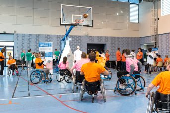 Joueurs de basket fauteuil en plein match