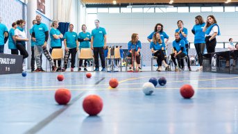 Des participants jouent à la boccia