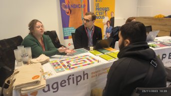 Anaïs et Thibaut sont présents sur le stand de l'Agefiph et informent un bénéficiaire
