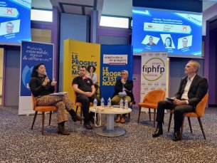 Yann, animateur de la conférence interroge sur une table ronde Nidda, Cyril et Emmanuel sur leur dispositif favorisant l'inclusion vers le numérique 
