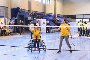 Deux joueuses de l'équipe jaune jouent au parabadminton en double