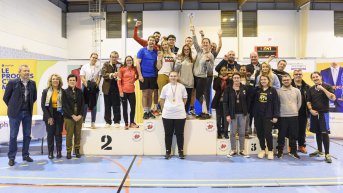 Les équipes figurant aux 3 premières places sont réunies sur le podium