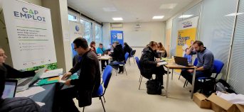 Des personnes sont présentes sur des stands pour prendre des renseignements