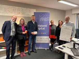 Les représentants de l'entreprise Techsys, de l'Agefiph et du GEIQ emploi et handicap posent devant le roll'up de Thalent Digital