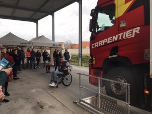 Jérémy termine la démonstration en faisant descendre la plateforme élévatrice pour se retrouver au niveau du sol