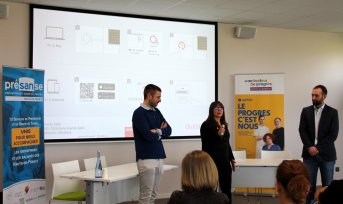 Betty Bour au centre, Benoit Devaux et Romain Bled à droite de l'image, présentent devant une assemblée d'invités les actions communes menées entre leur structure.