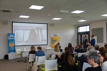 Projection de l'intervention à distance d'Elodie Chartier sur un écran géant