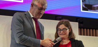 Didier Eyssartier et Agathe Guyader annoncent la gagnante du prix du public