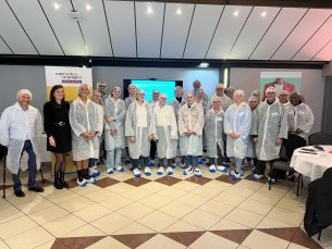 L'ensemble des référents posent pour une photo de groupe vêtus avec une bouse alimentaire et une charlotte. 