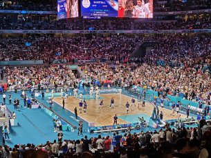 Vue en hauteur du terrain de basket de Pierre Mauroy où  deux équipes de basket s'affrontent