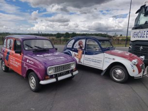 Photo de la 4L orange et violette sur la gauche et la 2CV violette bleue et blanche qui prendront la course avec les équipages Agefiph et Aftral