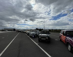 Les véhicules participant à la course sont stationnés en épis dans l'attente du départ sous une timide éclaircie