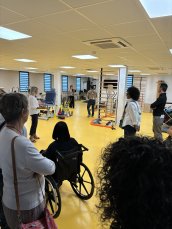 Les participants à l'inauguration visitent le plateau technique