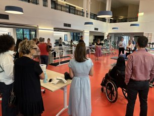 Les participants à l'inauguration visitent le plateau technique