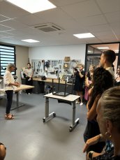 Les participants à l'inauguration visitent l'atelier de mise en situation