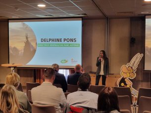 Delphine Pons présente devant l'assemblée les enjeux de ce partenariat