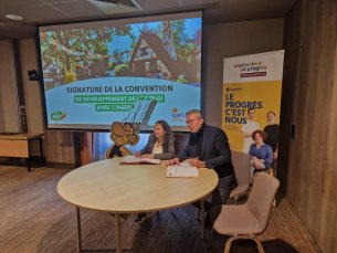 Delphine Pons et Ivan Talpaert signent la convention sous l'oeil d'un photographe