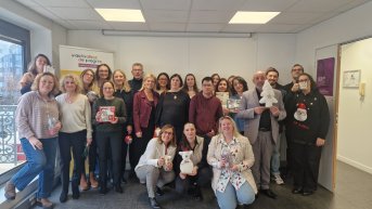 Photo de groupe prise de face de l'ensemble de l'équipe de la délégation Hauts-de-France de l'Agefiph. 25 personnes sont présentes.