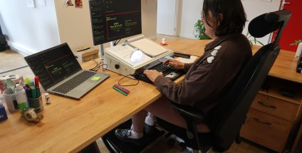 Femme avec aides techniques sur ordinateur