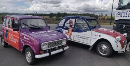 Photo de la 4L orange et violette sur la gauche et la 2CV violette bleue et blanche qui prendront la course avec les équipages Agefiph et Aftral