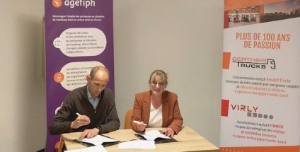 Cette photo montre le directeur général de l’entreprise VIRLY aux côtés de la directrice régionale de l’Agefiph Bourgogne-Franche-Comté, lors de la signature de la convention en faveur de l’emploi des personnes en situation de handicap.