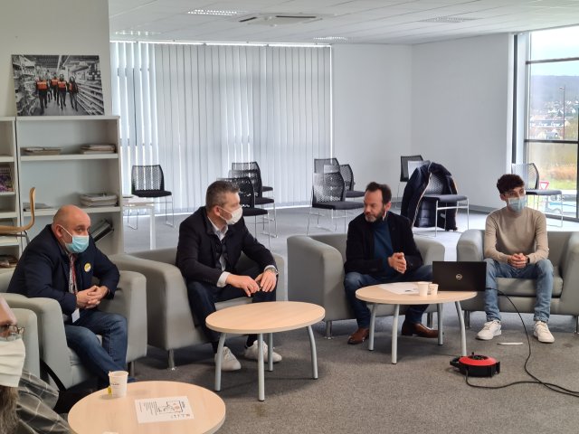 Photo lors de la signature de la convention