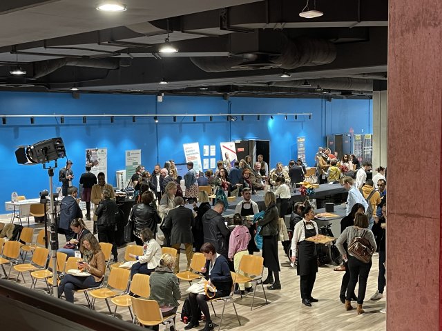 photo de la salle principale avec buffet