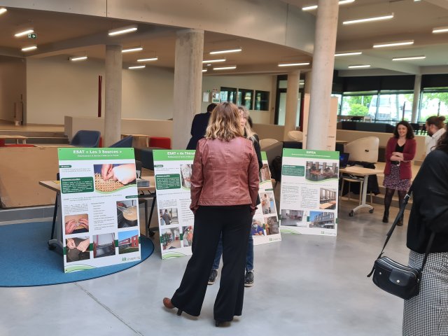 Des exposants présentent leurs activités