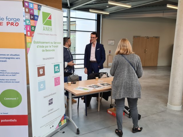 Des exposants présentent leurs activités