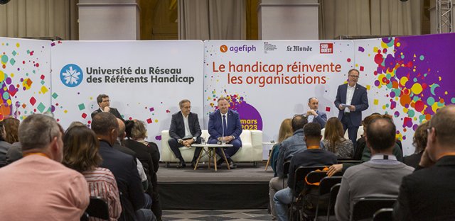 Photo de l'ouverture de l'URRH, on voit le public de dos et les intervenants sur scène.