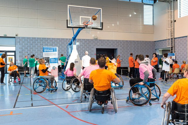 Joueurs de basket fauteuil en plein match