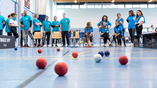 Des participants jouent à la boccia