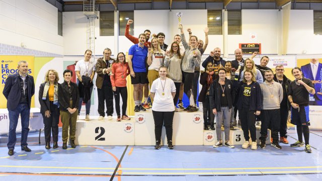 Les équipes figurant aux 3 premières places sont réunies sur le podium