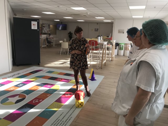 Des salariés de chez Brioche Pasquier se sensibilisent à l'aide du jeu de plateau de l'Agefiph le Handipoursuite