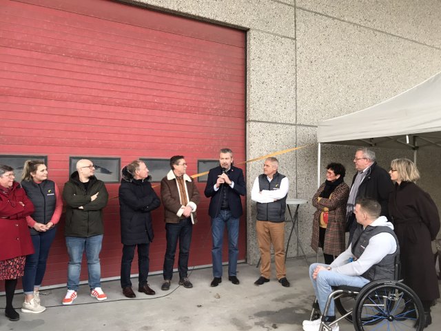 Ivan Talpaert, délégué régional des Haut-de-France de l'Agefiph prend la parole au centre d'un demi-cercle de 10 personnes 