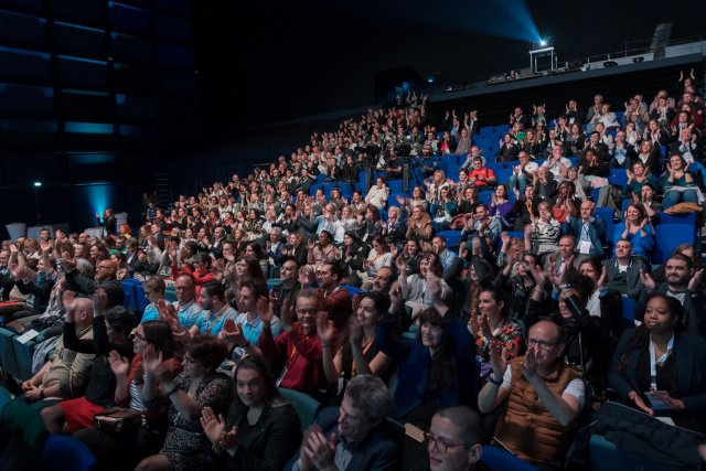 photo des personnes présentes dans l'auditorium