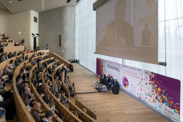 photo des personnes et de la scènes de l'auditorium