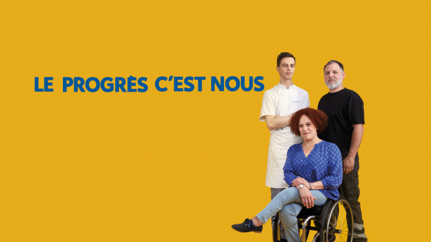 Campagne publicitaire Agefiph 2022, " Le progrès c'est nous " avec les 3 égéries : Martin Büchner debout à gauche, François-Yves Guichet debout à droite et Hadda Guerchouche, assise sur son fauteuil roulant, jambes croisées, au milieu. Ils sont sur un fond jaune et le slogan " Le progrès c'est nous " apparaît en bleu, sur leur gauche.