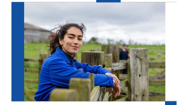 Photo de couverture publication agriculture emploi handicap, photo d'une femme en bleu de travail