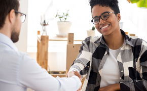 Visuel d'une femme qui serre à la main à un recruteur