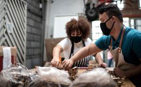 Photo d'une personne en situation de handicap qui travaille avec des jouets en bois