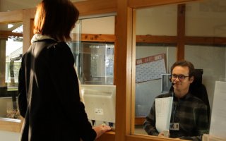 Un homme écoute attentivement son interlocuteur